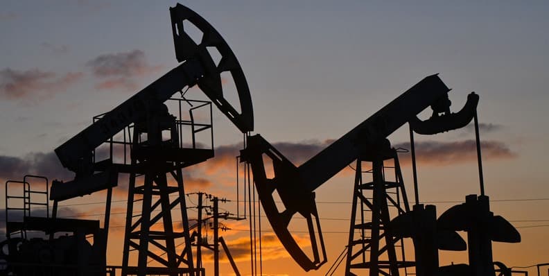 Oil Edges Up After Surprise U.S. Draw as Venezuela Policy Looms