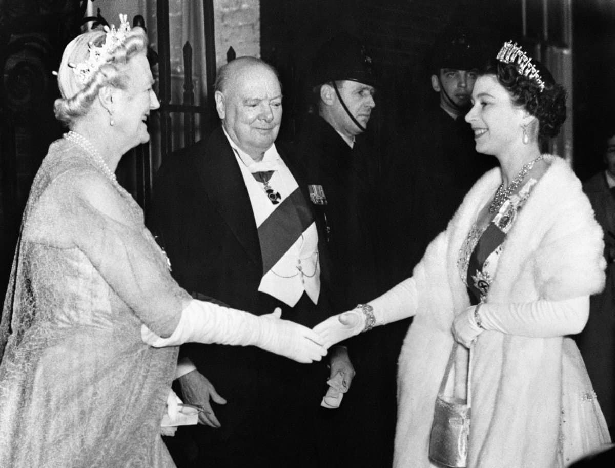 Queen Elizabeth II’s pearls, royal style at Churchill’s farewell dinner