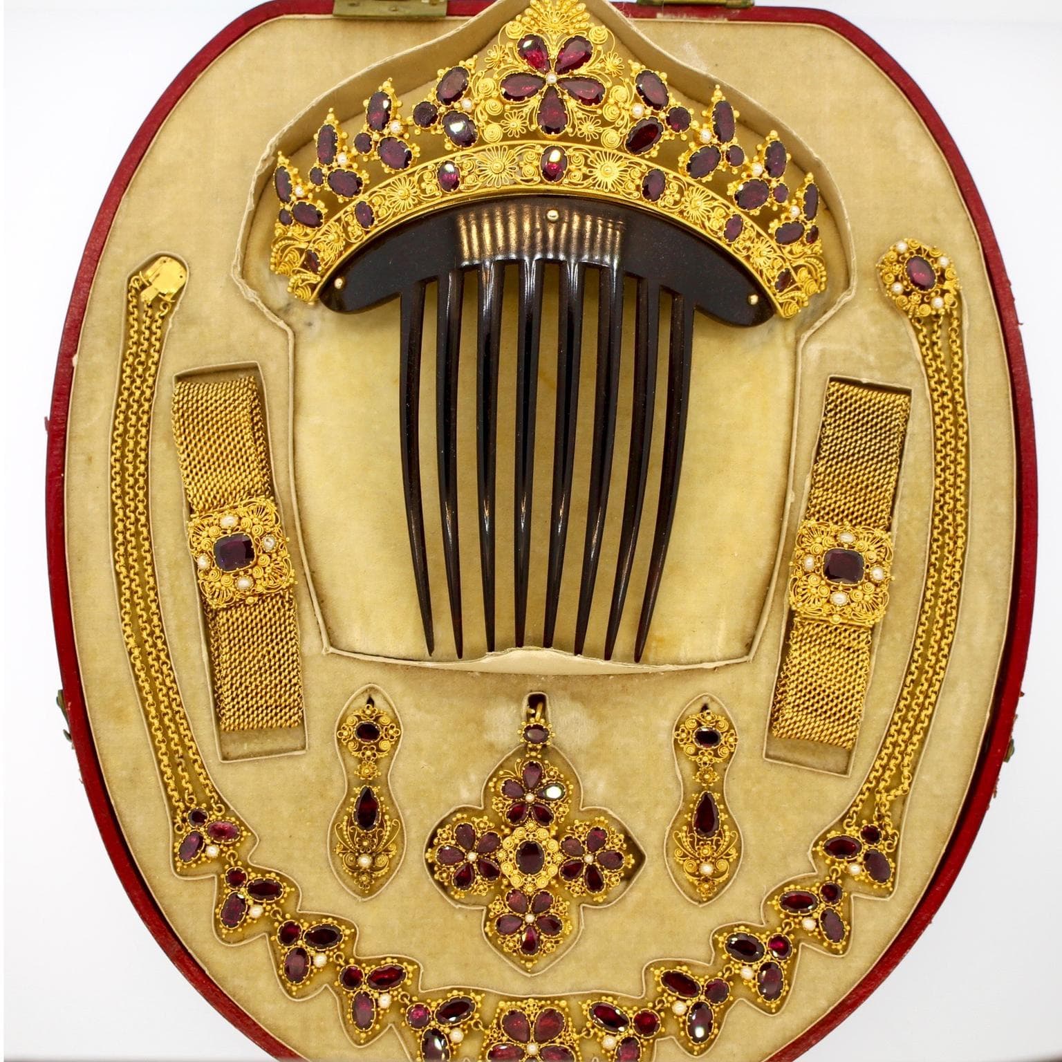What is a parure? The vintage jewelry suite explained