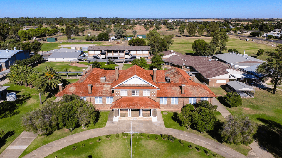 Hay War Memorial High School Students Build Tiny Homes for Community Need